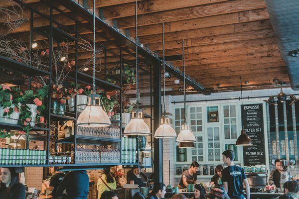 How do you design an efficient flow of traffic in a buffet-style restaurant to minimize congestion?